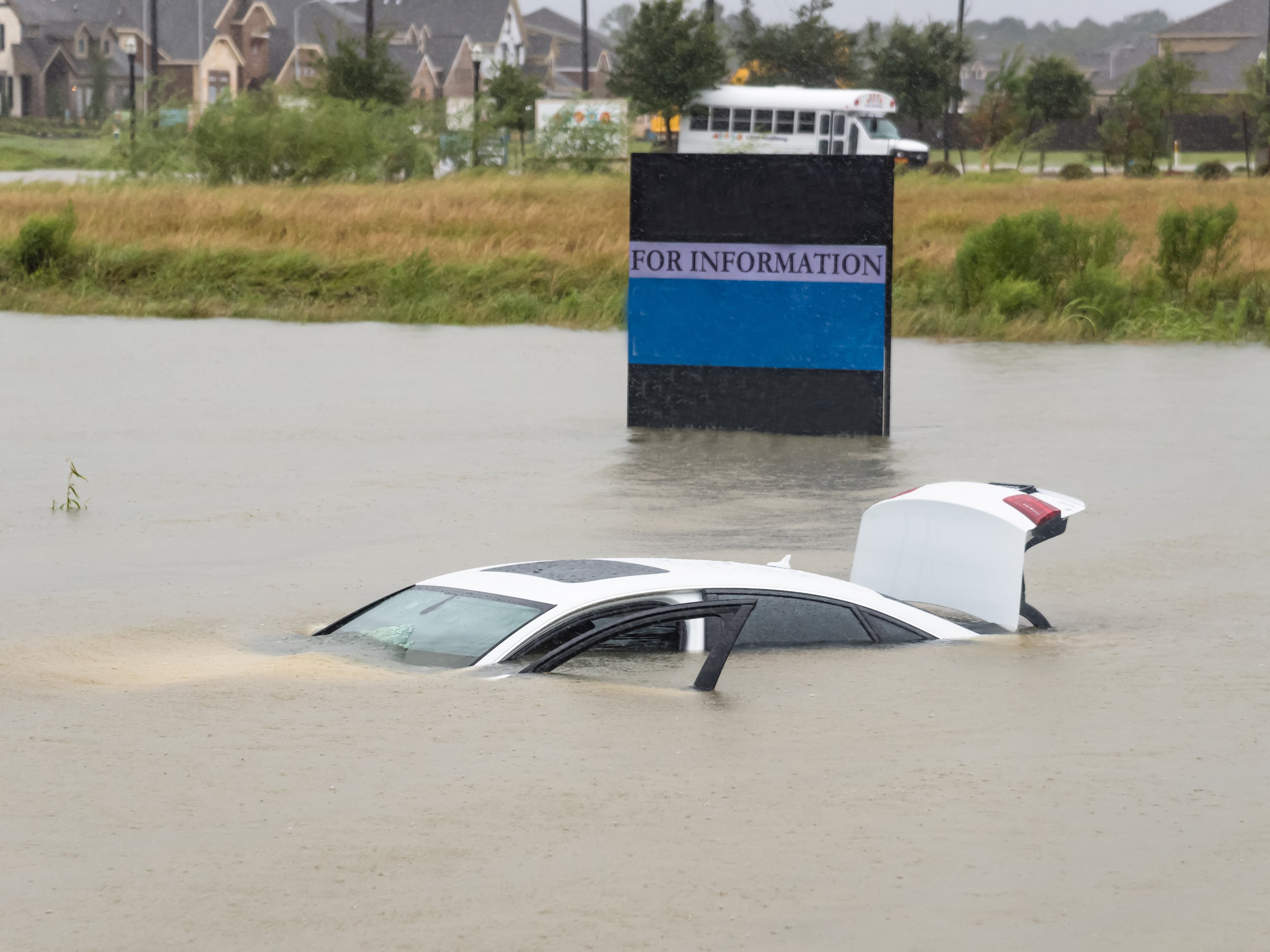 Unwetter, überflutetes Auto - Quelle: trongnguyen stock.adobe.com