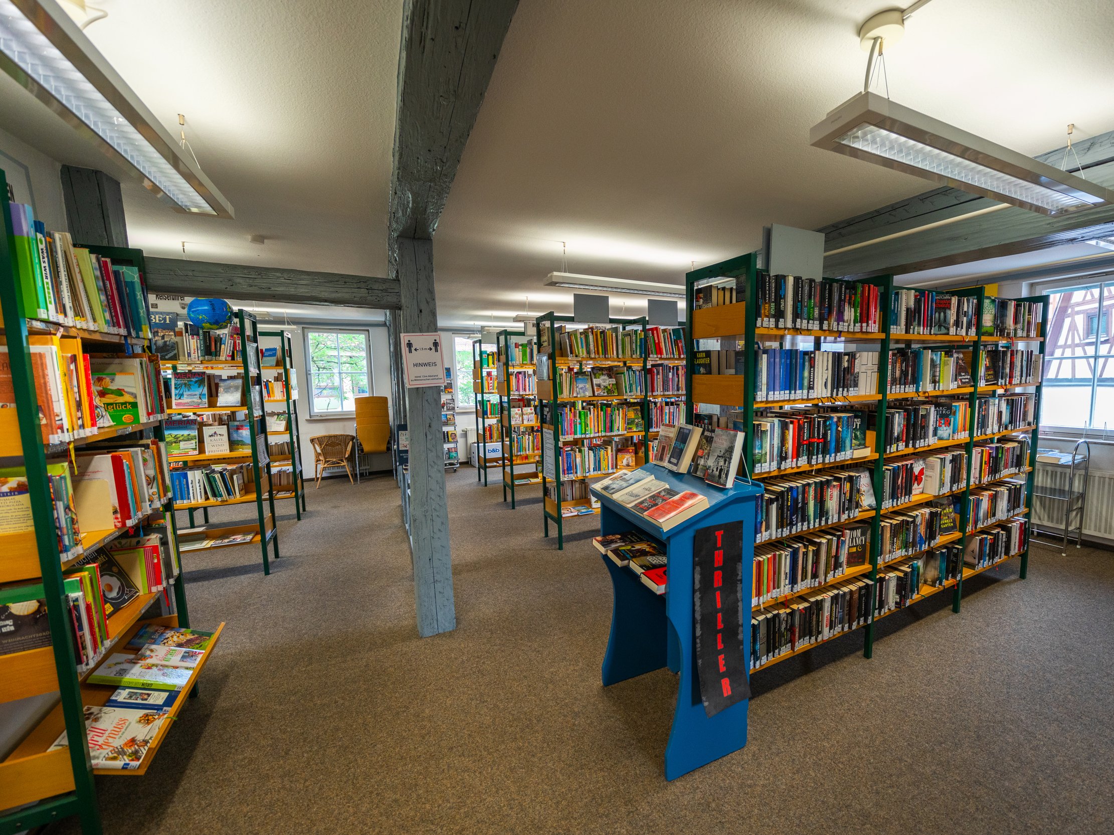 Stadtbibliothek Obergeschoss Bücherregal-Reihen