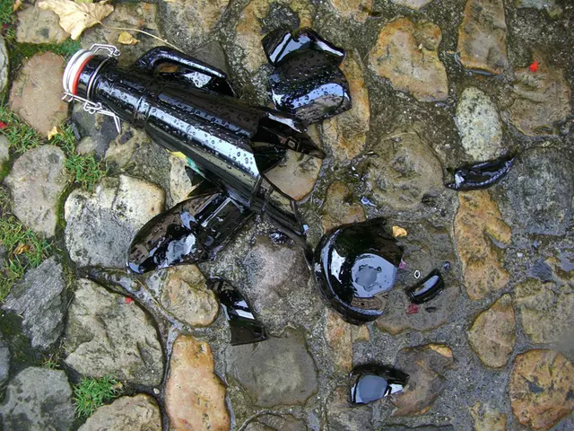 Gefahr für spielende Kinder - zerbrochene Bierflasche