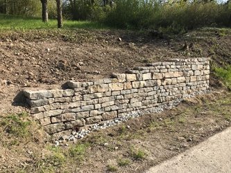 Trockenmauer im Naturdenkmal erneuert