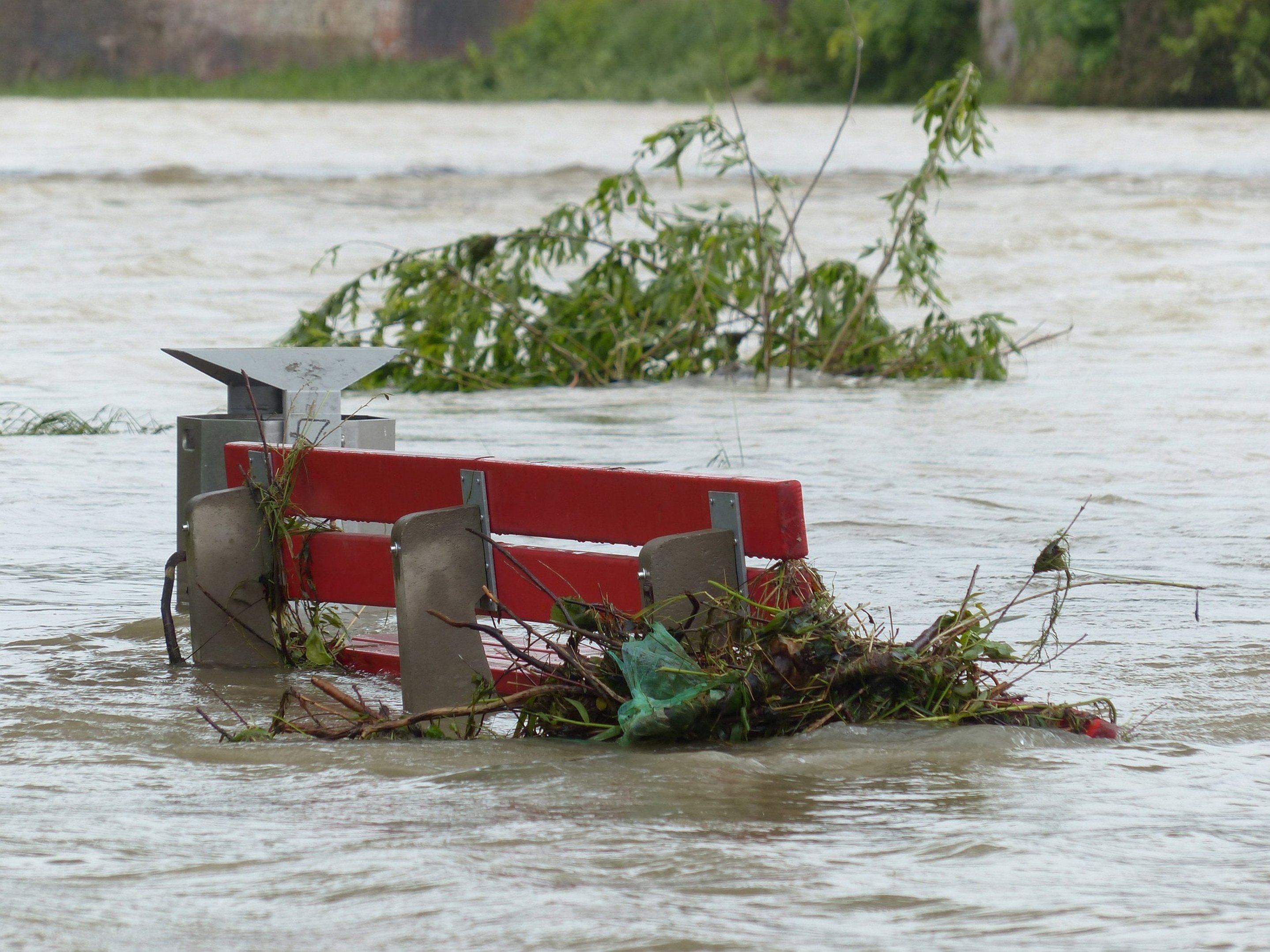 Hochwasser, Bank versinkt in den Fluten - Quelle: Pressestelle Landratsamt Ludwigsburg