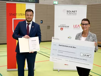 Übergabe Förderbescheid für Solnet-Steinheim - Herr und Frau Schwarzelühr-Sutter 
