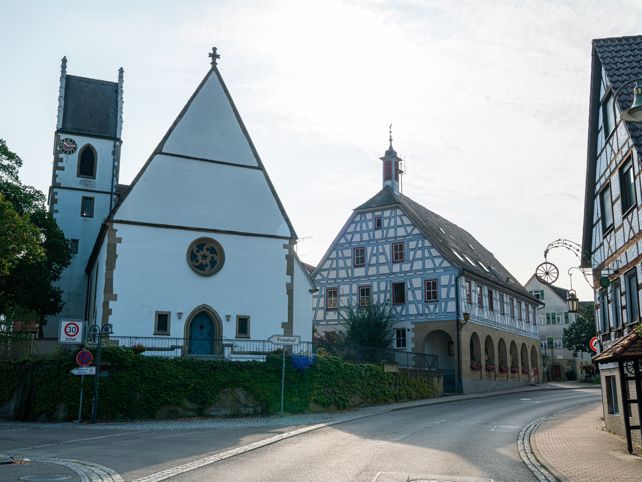 Ortsmitte Kleinbottwar mit Georgskirche und Rathaus