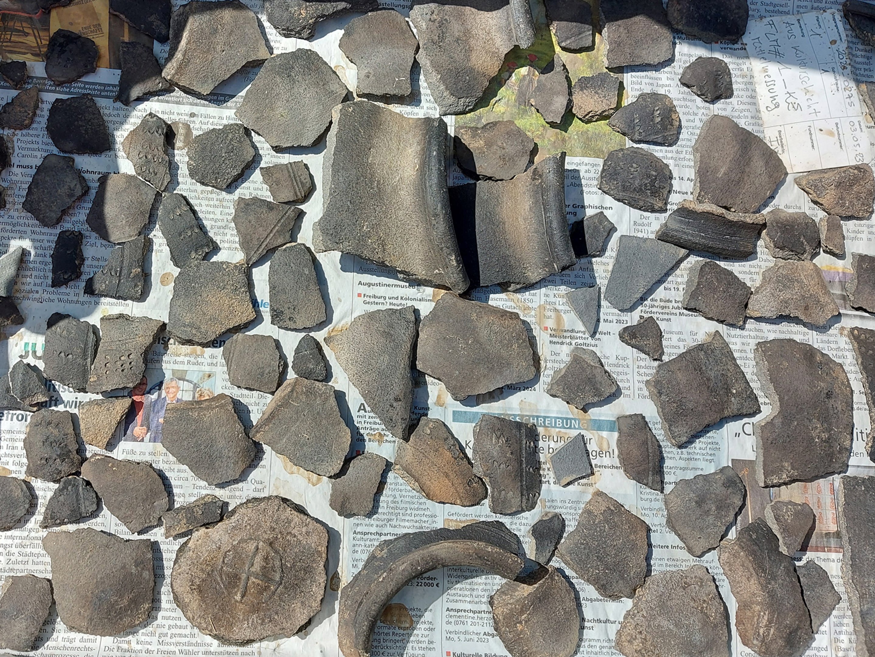 Ausgrabung: Keramikfunde am Steppikreisel - schwarze/ dunkle Scherben
